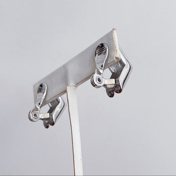 Monet Silver Tone Ribbed Pyramid Clip On Classic Earrings 1” - Picture 4 of 13